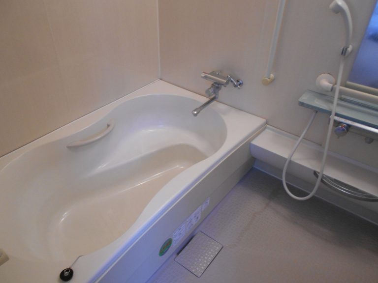 介護用の温水洗浄便座付きバスルーム。手すりと シャワー設備完備。